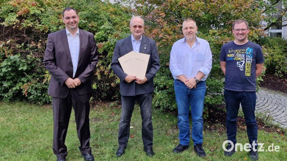 Feierlich überreicht (von links nach rechts) Behördenleiter Mathias Rosenmüller die Urkunden an Klaus Fischer. Auch Abteilungsleiter Helmut Jahn und Personalratsvorsitzender Christoph Gollwitzer gratulieren . Bild: Klaus Fischer/exb