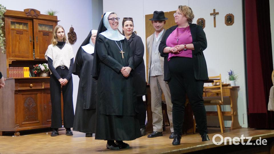 Regisseurin Veronika Biegerl (rechts) gratulierte Sonja Pronold für das zehnjährige Jubiläum bei der Kolpingbühne Bild: wel