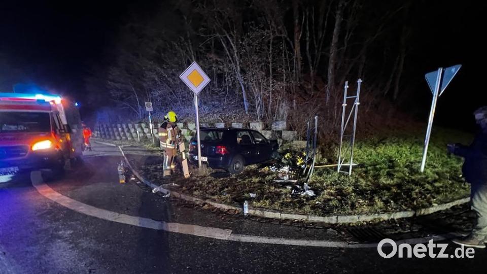 Bei Leidersdorf nahe Ensdorf sind ein Kleintransporter und ein vollbesetzter VW Golf zusammengestoßen. Letzterer kam von der Straße ab und prallte gegen eine Mauer. Bild: Kreisbrandinspektion Amberg-Sulzbach/exb