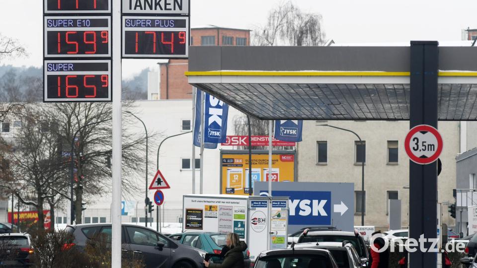 Die aktuellen Krisen und Unsicherheiten sorgen für niedrigere Preise an den Zapfsäulen. Bild: Gabi Schönberger