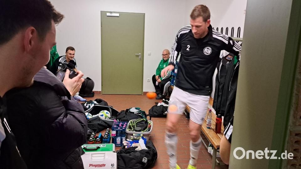 Wer kann am öftesten mit einer Orange jonglieren? Martin Bächer vom SV Mitterteich versucht sich an der Orange-Challenge unserer Fehlpass-Jungs. Bild: msh