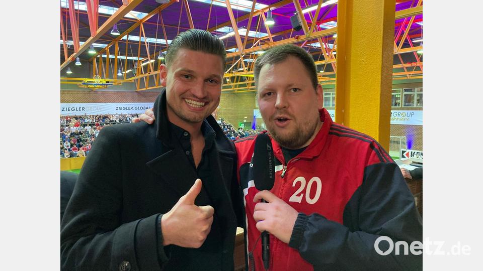 Faktenschecki mit Podcast-Fan Josef Rodler von der SpVgg SV Weiden. Bild: msh