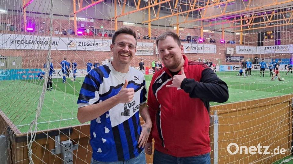 Julian Trager (l) und Matthias Schecklmann - zwei aktive Fußballspieler aus der Region und die Moderatoren des &quot;Fehlpass&quot;-Podcasts beim Ziegler-Group-Karriere-Cup. Bild: Marina Gube