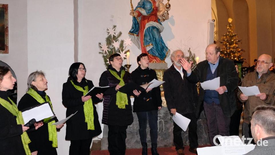 Die Chorschola hat sich erstmals beim Konzert der Blaskapelle mit eingebracht. Bild: mab