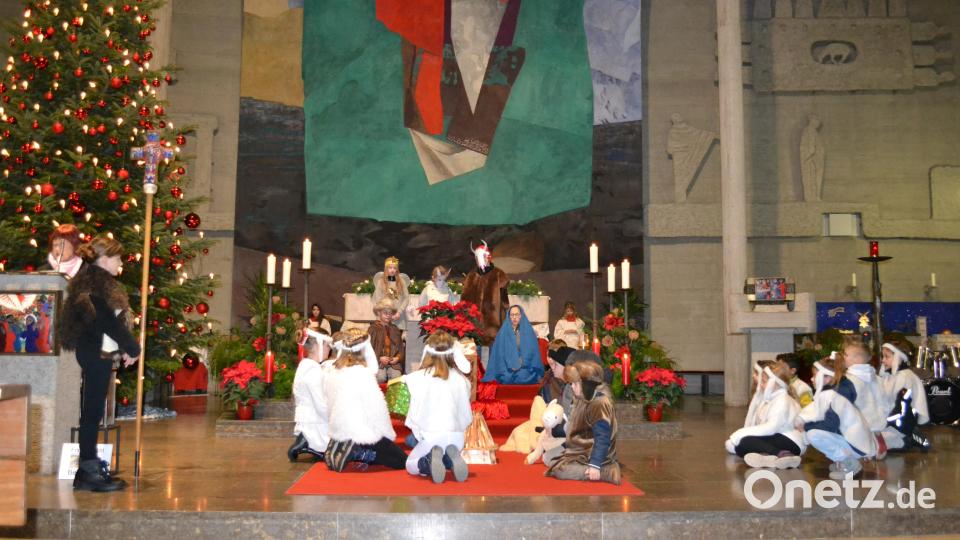 Das schwarze Schaf Samy (gespielt von Hannah Seidel) steht abseits der Herde vor der Krippe in Bethlehem. Bild: kki