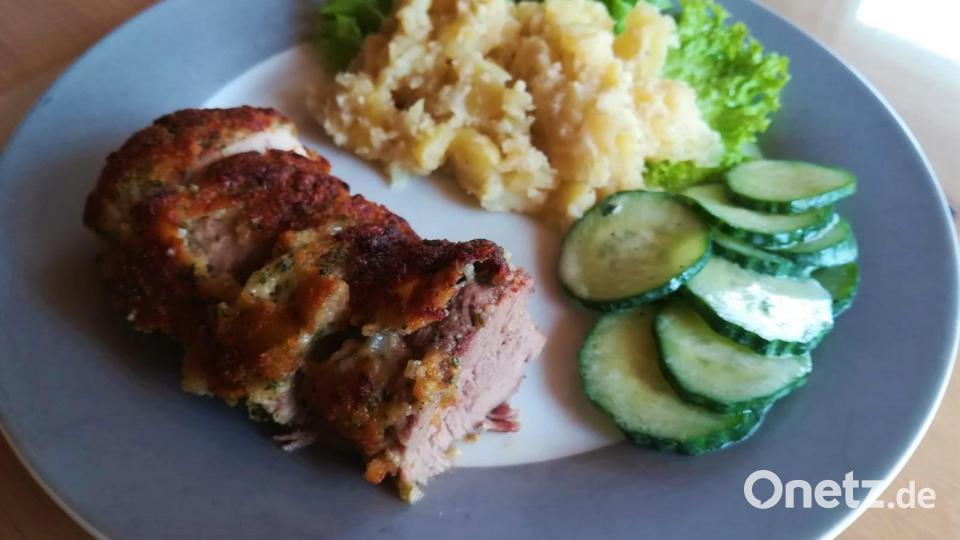 Sieht nicht danach aus, ist aber ein Blitz-Rezept: Die Lende mit Kräuterkruste ist schnell vorbereitet, die meiste Zubereitungszeit beansprucht das Backen. Bild: Kathrin Bayern/exb
