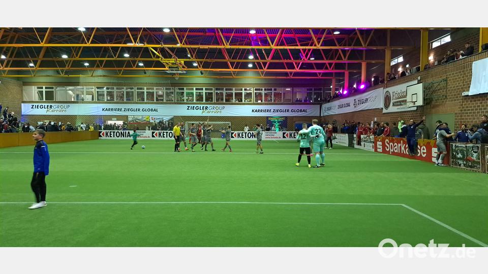 Der FC Vorwärts Röslau jubelt über den Sieg im Finale gegen die SpVgg Pfreimd. Bild: msh