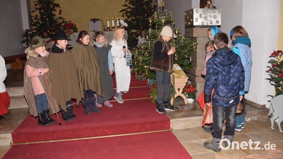 Die Kinder führten am Altar die Botschaft von der Geburt Jesu Christi vor. Bild: fz