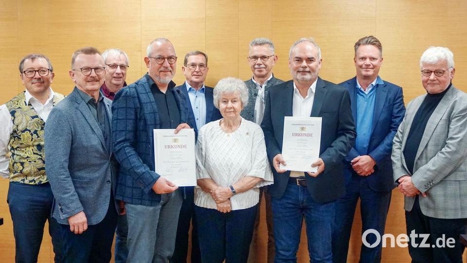 VertreterInnen der Edmund-Bradatsch-Stiftung sowie der OTH Amberg-Weiden und der OTH
Regensburg bei der Urkundenübergabe. Bild: Misch/OTH Amberg-Weiden