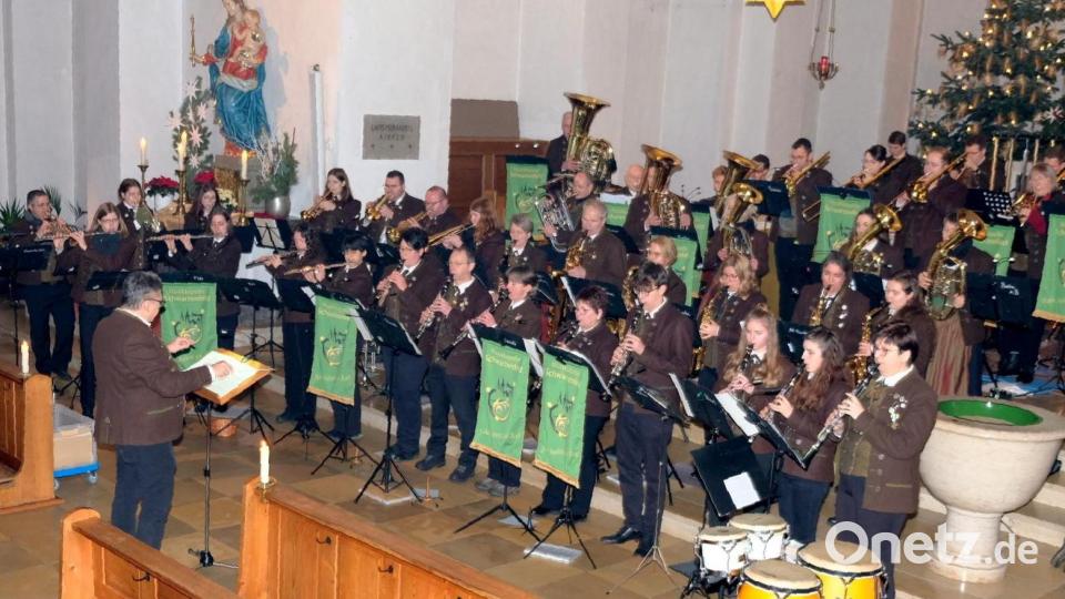 Mit über vierzig Musikern begeisterte die Musikkapelle Schwarzenfeld beim Konzert an Weihnachten erstmals nach drei Jahren wieder. Bild: mab