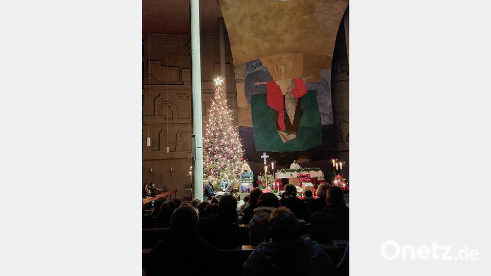 zur besonderen Athmosphäre in der Kirche trugen neben Christbaum, Krippenspiel und Blechfrösch auch die beiden Sängerinnen Anna Fleischmann und Sarah Ernstberger begleitet von Kerstin Kiener bei. Bild: kki