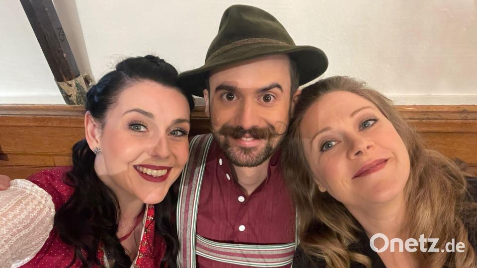 Das Bild im Anhang zeigt von links nach rechts:
&quot;Dahoam Is Dahoam&quot;-Star Anita Eichhorn, Ensdorfer Tubist Florian Gröninger und Sängerin Caro Hetényi
Bild: privat Bild: Privat