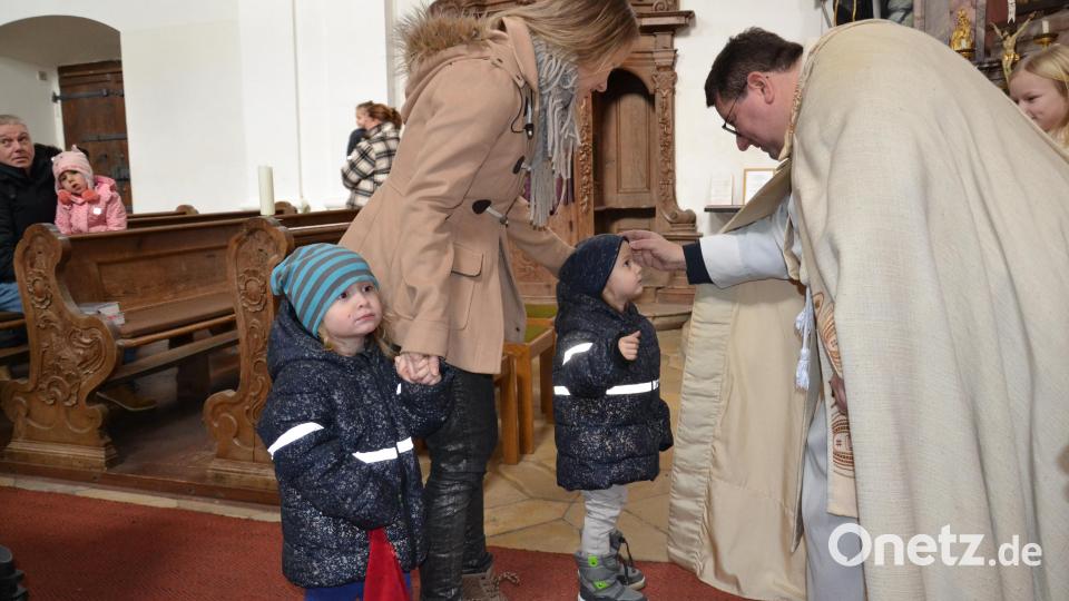 Gut besucht war die Kindersegnung vom Baby, Kleinkind bis zum Schulkind durch Pfarrer Udo Klösel in der Wieskirche. Hier die Zwillinge Luka und Tom. Bild: gi