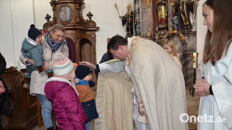 Gut besucht war die Kindersegnung vom Baby, Kleinkind bis zum Schulkind durch Pfarrer Udo Klösel in der Wieskirche. Bild: gi