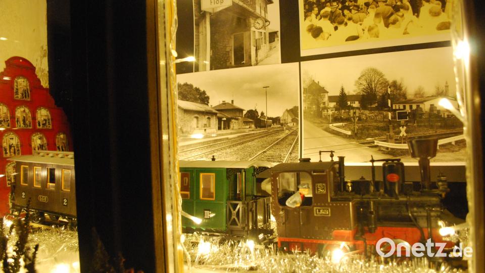 Im ehemaligen Flosser Bahnhof leuchten wieder Winterfenster mit alten Fotos und Postkarten. Bild: tss