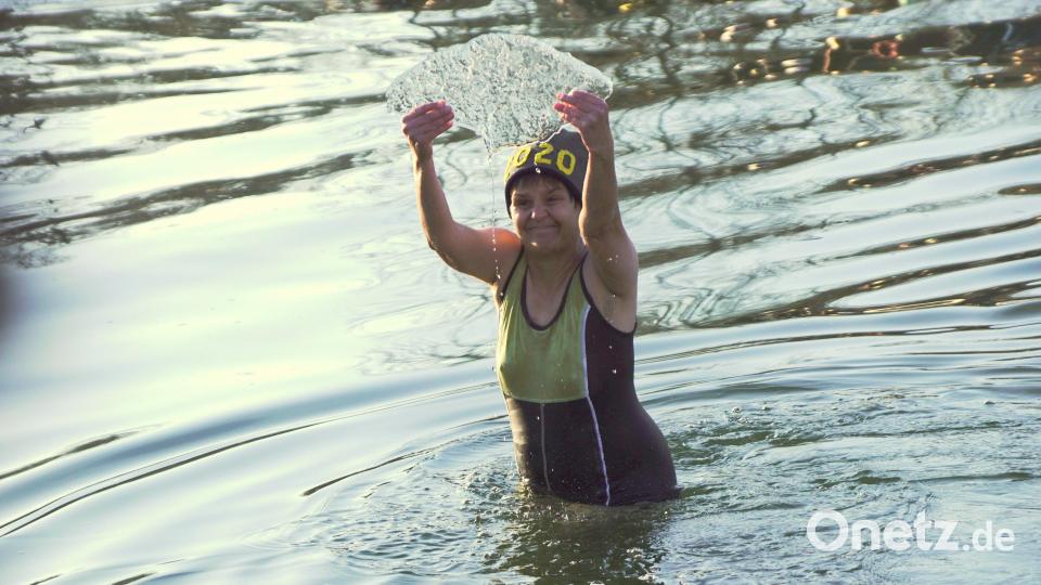 Als Erste durfte beim letzten Neujahrsschwimmen Christine Frenzl ins Wasser springen. Dieses Jahr wird sie vermutlich keine dünne Eisscholle in die Höhe heben können. Archivbild: bkr
