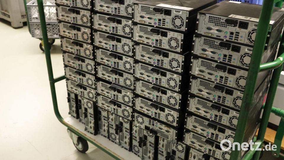 Ausgediente Rechner stehen bei Witt zur Abholung bereit. Bild: Petra Grommas / Witt-Gruppe /exb