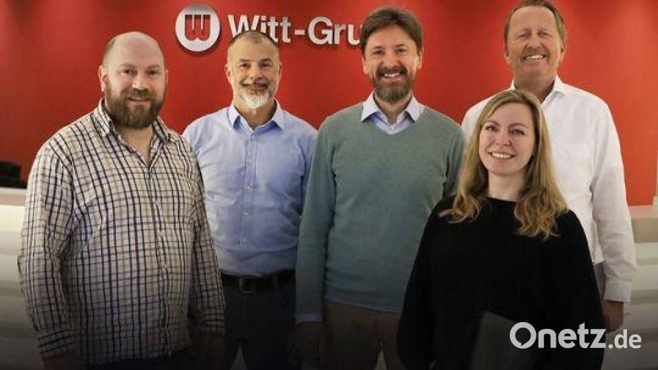 Alexander Meidinger, Jürgen Ebenschwanger, Jurij Deperschmidt (AfB), Thomas Schertel und Franziska Kick (von links) bei der Übergabe der Altgeräte. Bild: Petra Grommas /Witt-Gruppe/exb