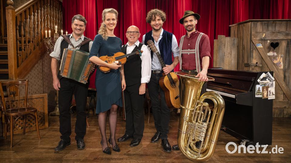 Folge 22
Ausstrahlung am 01.01.2023 um 20.15 Uhr im BFS
Brettl-Spitzen-Musi mit Jürgen Kirner (3.v.l.)
Von links: Die &quot;Brettl-Spitzen-Musi&quot;: Bernhard Gruber, Dr. Katharina Baur, Gastgeber Jürgen Kirner, Berni Filser, Florian Gröninger Bild: Ralf Wilschewski
