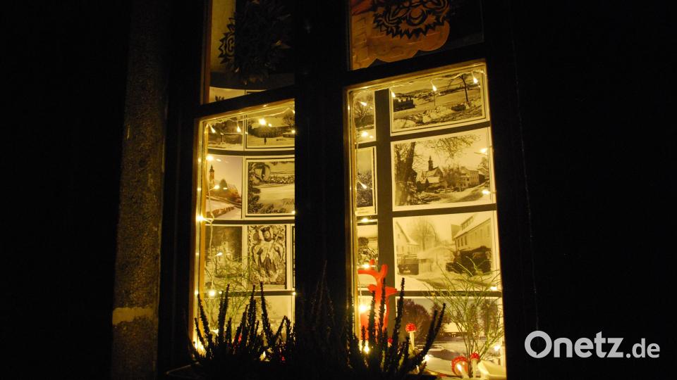 Im ehemaligen Flosser Bahnhof leuchten wieder Winterfenster mit alten Fotos und Postkarten. Bild: tss