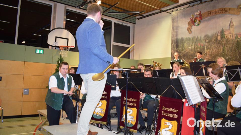 Mit seinem Solo der Löffelpolka wurde Matthias Anderle (links) zum Publikumsliebling. Rechts Dirigent Tim Winkler. Bild: oe