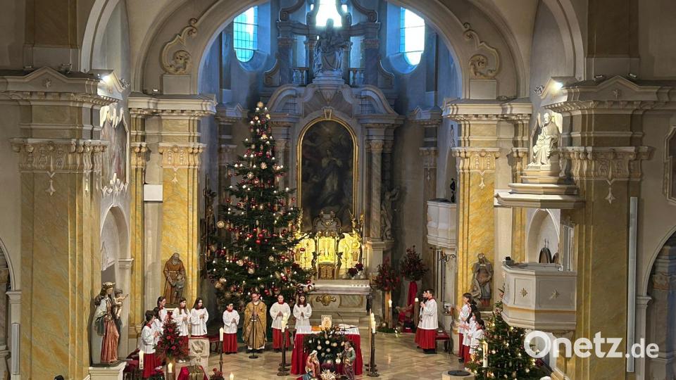 In der katholischen Stadtpfarrkirche beteten die Gläubigen mit Dekan Alexander Hösl für den an diesem Tag verstorbenen emeritierten Papst Benedikt XVI. Bild: dob