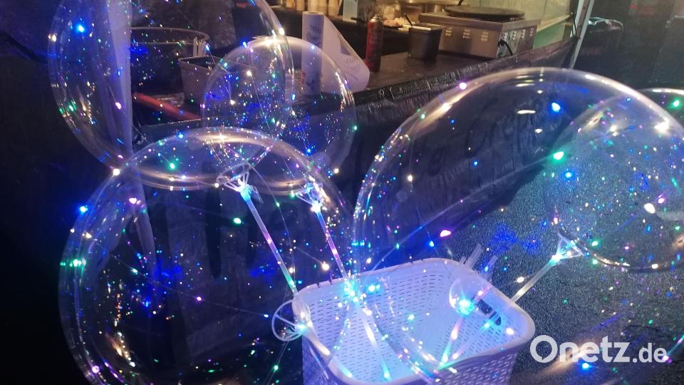 Statt Feuerwerk gab es auf dem Festgelände zum Beispiel leuchtende LED-Luftballons. Bild: wrl