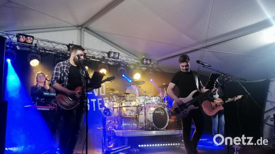 Die Band &quot;Dei vo gestern&quot; sorgte bei der Silvestermeile in Nabburg für Stimmung, zum Beispiel mit dem Skandal-Partyhit &quot;Layla&quot;. Bild: wrl