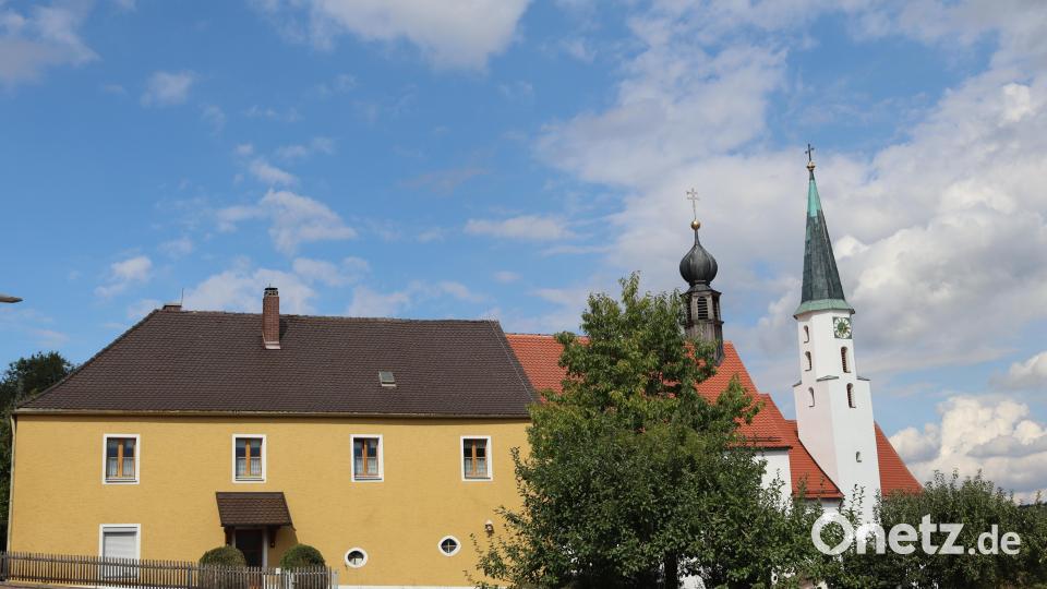Das alte Vilshofener Schulhaus ist heuer 200 Jahre alt geworden. Nebenan ist die Bruderschaftskirche zu sehen. Bild: mrr