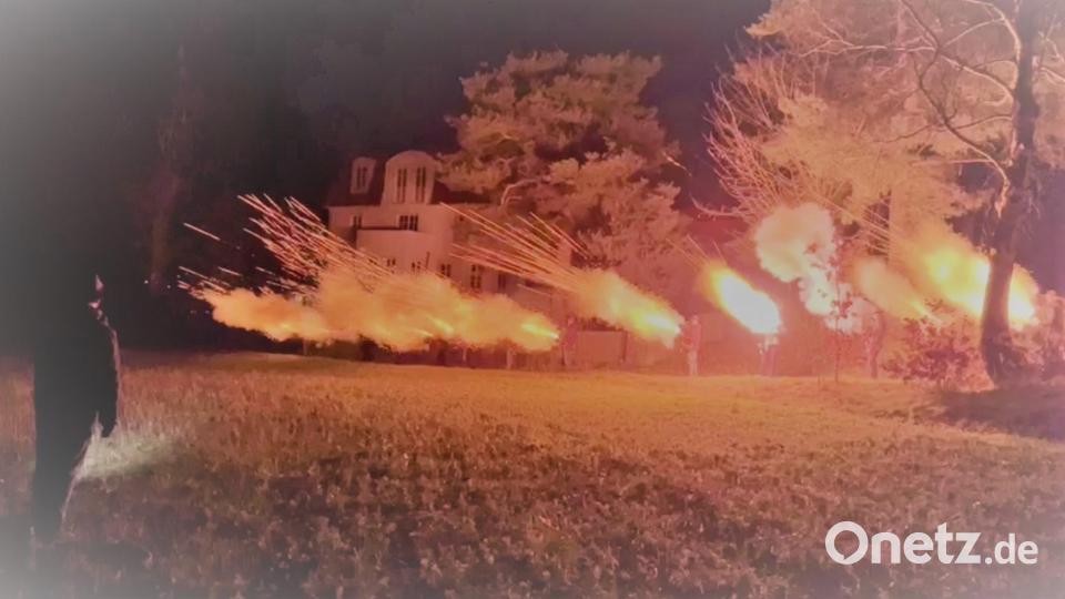 Schützenmeister Thomas Ziegler (vorne) gab den 14 Schützinnen und Schützen das Kommando „Gebt Feuer!“. Bild: gz