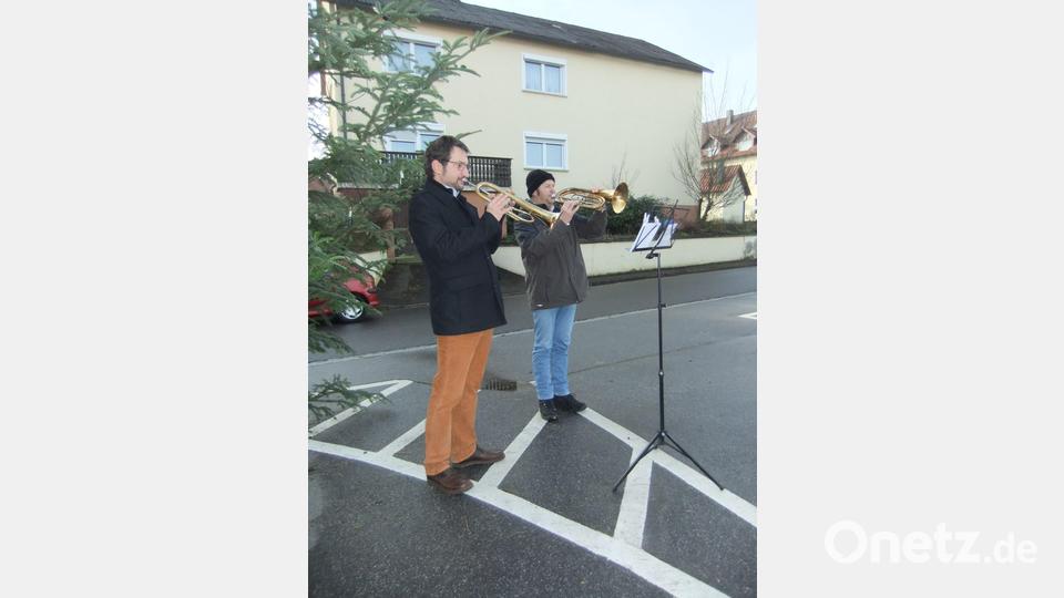 Die beiden Blasmusiker Simon Ott (links) und Matthias Bäuml (rechts), die am Kapellenplatz vor dem Kirchlein mit ihren Weihnachtsliedern für den schönen, weltlichen Teil am Neujahrsmorgen in Kreith sorgten. Bild: gm