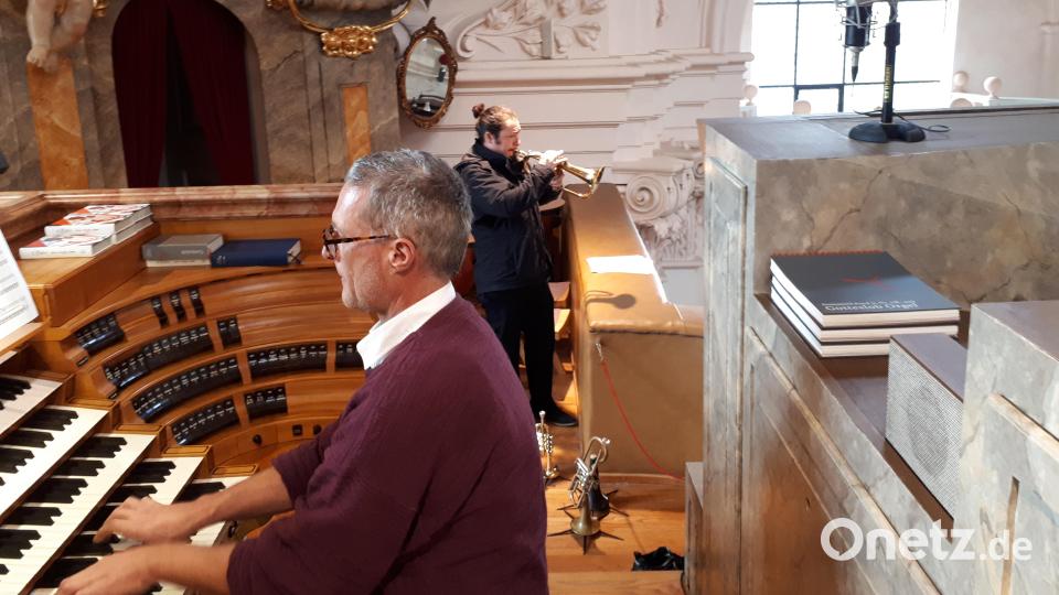Andreas Wimmer am großen Orgelspieltisch in der Basilika, im Hintergrund Trompeter Xaver Maria Himpsl. Bild: pz