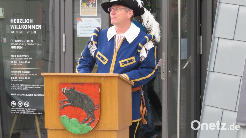 Bürgermeister Reinhard Sollfrank, der auch unter den Böllerschützen war, wünschte allen Anwesenden eine gutes Jahr 2023 Bild: adj