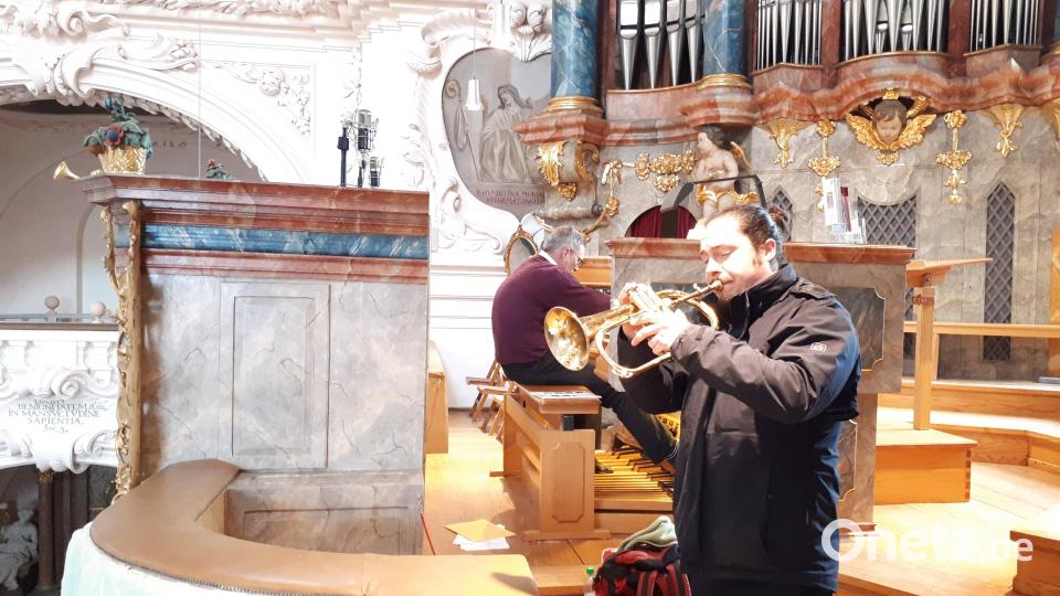 Trompeter Xaver Maria Himpsl während des Konzerts auf der Empore der Basilika Waldsassen, im Hintergrund Andreas Wimmer am großen Orgelspieltisch. Bild: pz