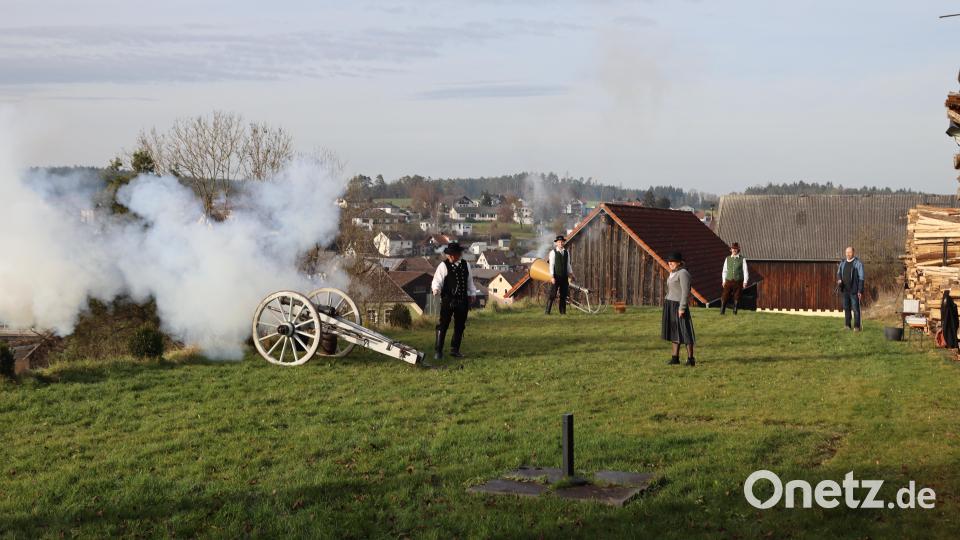 Die &quot;Barbara&quot; begrüßt lautstark das neue Jahr in Wolfsbach. Bedient wird das nachgebaute Feldgeschütz von Klaus Günther. Bild: mrr