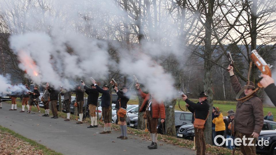Ein spektakuläres Böllerschießen wurde am Neujahrstag von den Ottengrüner Böllerschützen beim Grenzlandturm geboten. Bild: kro