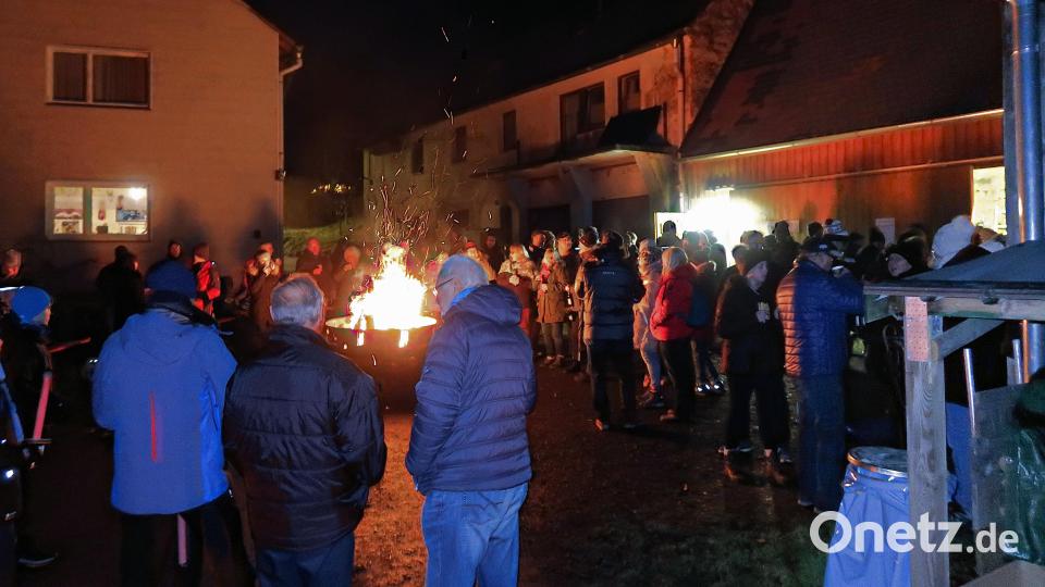An sechs großen Feuerstellen feierten und freuten sich viele Besucher mit dem Team Tourismus Friedenfels. Bild: bsc