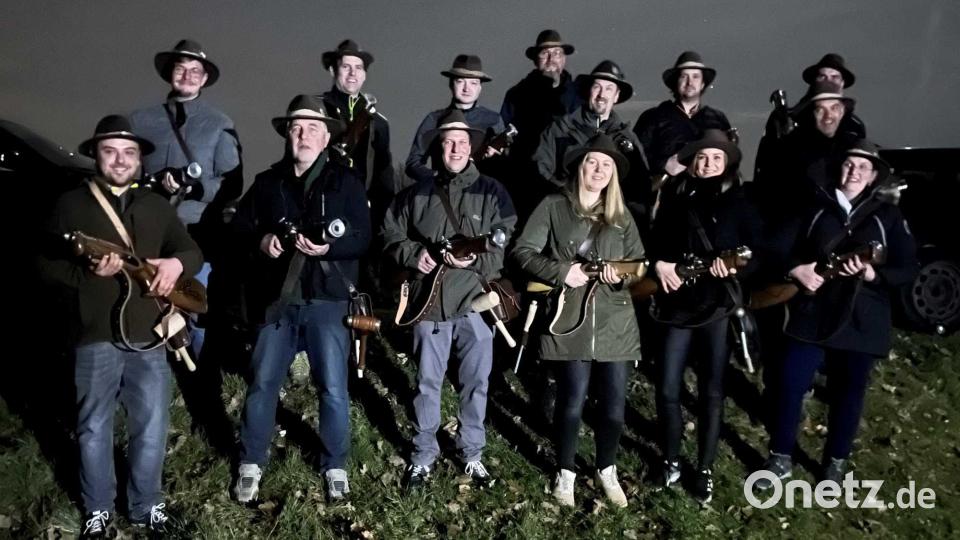 Insgesamt 14 Böllerschützen halten in Eslarn den Brauch mit dem &quot;Jahresanschießen&quot; aufrecht. Bild: gz