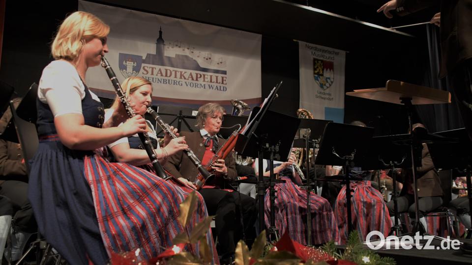Die Musiker der Neunburger Stadtkapelle bei ihrem Weihnachtskonzert. Bild: Agnes Jonas/exb