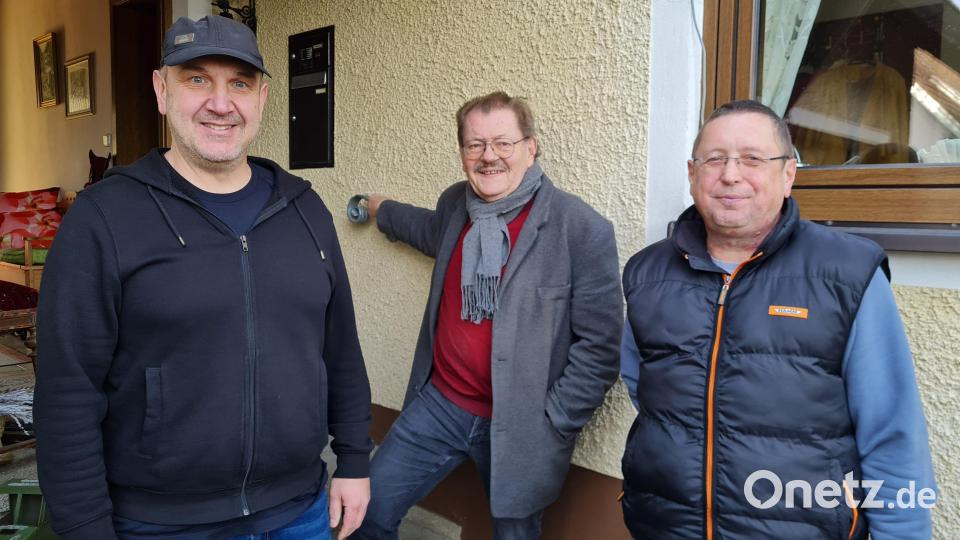 Ein Ständchen spielte die Thanhausener Blaskapelle bei Altbürgermeister Peter Hampel (Mitte). Mit im Bild: Dirigent Alexander Franz (links) und Vorsitzender Klaus Sladky (rechts). Bild: rdh