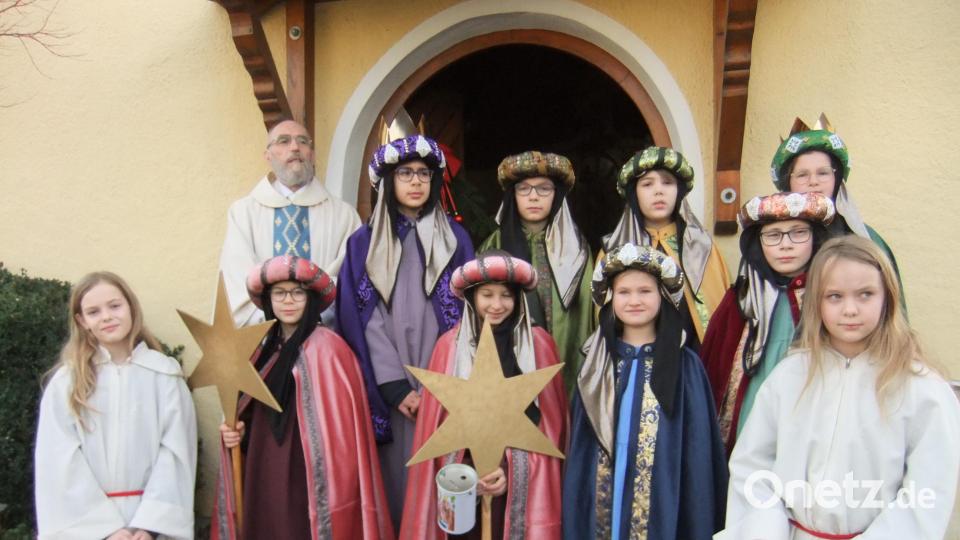 Pfarrer Josef Dotzler (links) zusammen mit zwei Sternsingergruppen an der Kreither Kapelle. Bild: gm