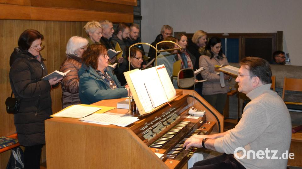 Unter der versierten Begleitung von Roland Assion brachte der Kirchenchor unter der Leitung von Kerstin Kiener festliche Stimmung in die Pfarrkirche. Bild: kki