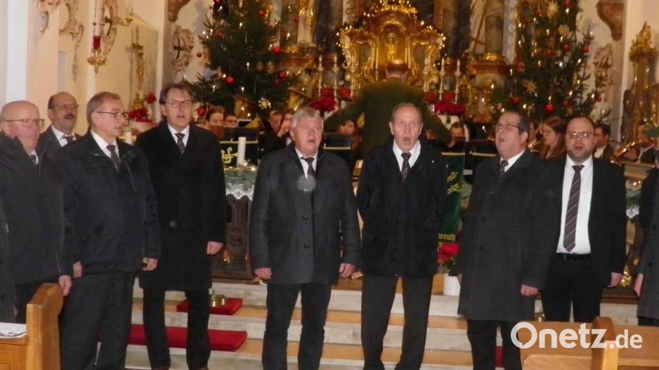 Das Bild zeigt die Chorgemeinschaft Pullenreuth/Lochau mit Chorleiter Alexander Hecht (Dritter von rechts). Bild: exa