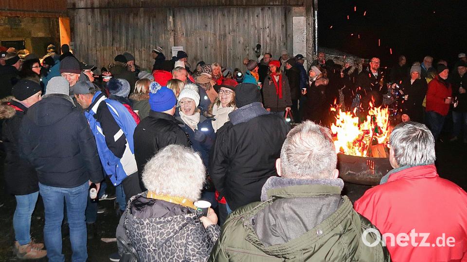 An sechs großen Feuerstellen feierten und freuten sich viele Besucher mit dem Team Tourismus Friedenfels. Bild: bsc