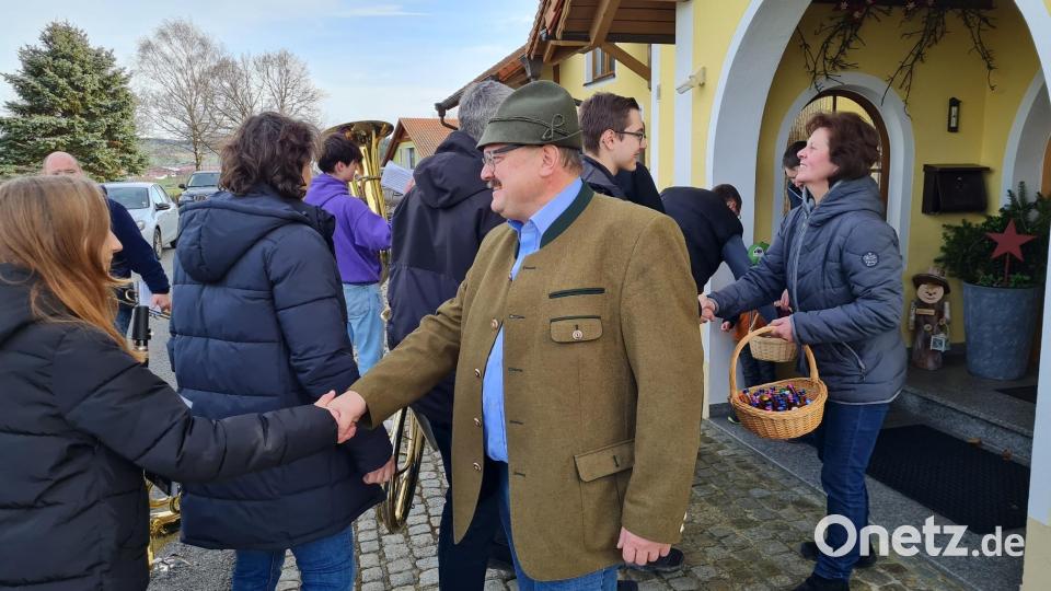Eine Station hatte die Blaskapelle Thanhausen bei Bürgermeister Alfred Stier (Mitte). Bild: rdh