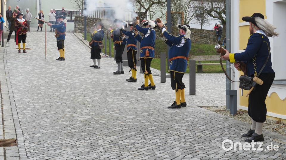 Drei Landsknechte des Weidner Fähnleins und vier Schützen des Burgfähnlein Parkstein schossen das neue Jahr an. Bild: adj