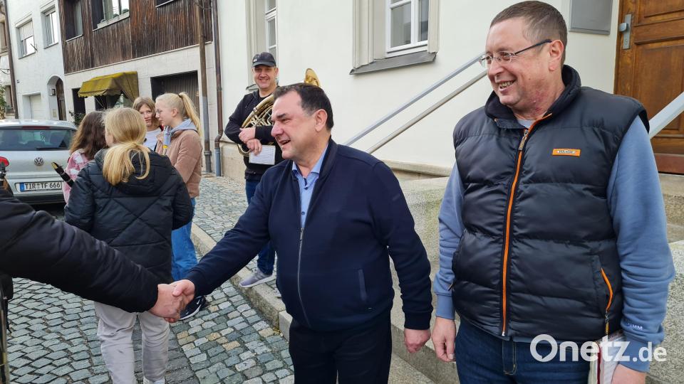 Musikalische Neujahrswünsche gab es auch für Stadtpfarrer Konrad Amschl (Zweiter von rechts). Mit im Bild: Vorsitzender der Blaskapelle, Klaus Sladky (rechts). Bild: rdh