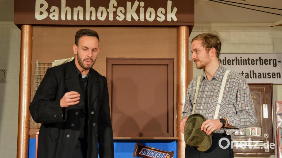 Giacomo da Capo (Marco Meier) und der Standl-Hans (Tobias Gnan) beratschlagen wie der Kioskbesitzer doch noch zu seiner Mona kommt. Bild: fdl