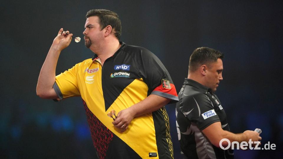 Gabriel Clemens (l) gewann gegen Gerwyn Price sensationell mit 5:1. Bild: Zac Goodwin/PA Wire/dpa