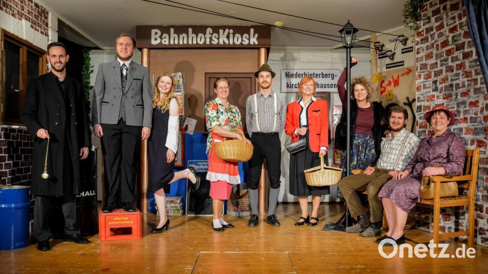 Die Akteure des Ehenfelder Theatervereins freuen sich über die gelungene Premiere im voll besetzten Pfarrheim. Bild: fdl